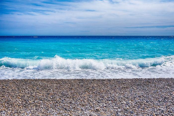 Välimeri on kuuman kesän jäljiltä vielä monin paikoin tavanomaista lämpimämpi. Pintaveden lämpötila vaihtelee suosituissa lomakohteissa, kuten Kreikassa ja Espanjassa, 22 ja 25 asteen välillä. Lämpimintä on Välimeren itäisissä osissa.