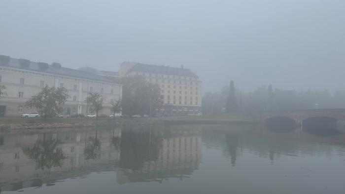 Sumua ja tihkusadetta Syksyn lähestyessä auringon lämpö ei välttämättä riitä enää haihduttamaan kosteutta öisen sumun jäljiltä.