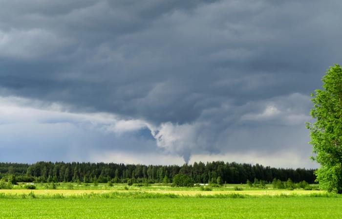 Suppilopilvi Lapualla juhannuspäivänä 2014. Tilanteessa ei näkynyt, ulottuiko suppilo maahan asti eli oliko kyseessä trombi.