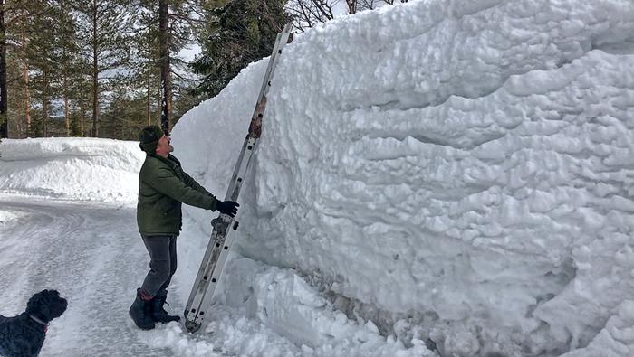 Syötekylässä korkeimmat nietokset kohoavat talven ja lumitöiden jäljiltä paikoin yli kaksimetrisiksi.