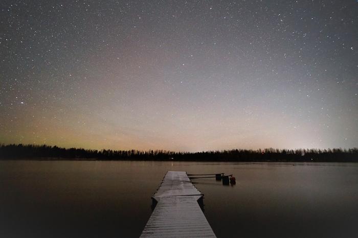 Tähtitaivas syksyllä Syksyinen tähtitaivas jäättömän Oulujoen takana.