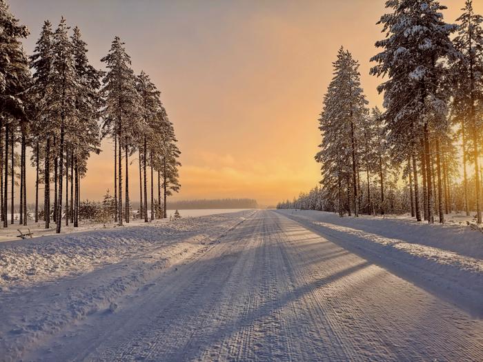 Tamppautuneen lumen suhteen lämpötilalla on suuri merkitys. Sään lauhtuessa polanteen päälle voi kertyä vettä, jolloin keli on erittäin liukas, mutta poutaisessa pakkassäässä ajokeli on usein hyvä.
