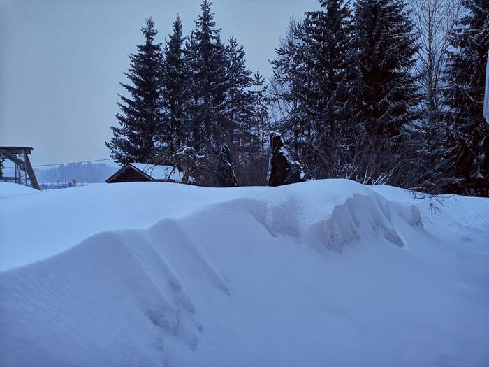 Takatalven tuulet muodostivat kinoksia.