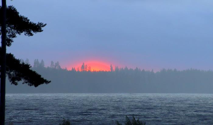 Tihkusadetta auringon laskiessa.