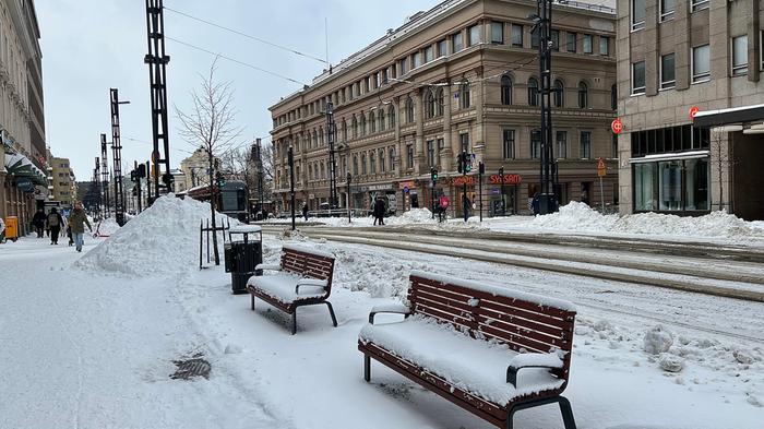 Lumipyry täytti Tampereen kadut lumella ja loskalla.