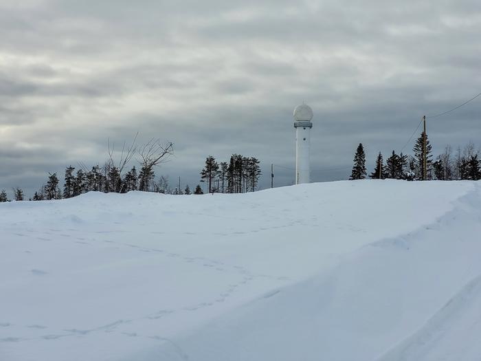 Mujejärven Riihivaaralla on yksi Suomen sadetutkista.