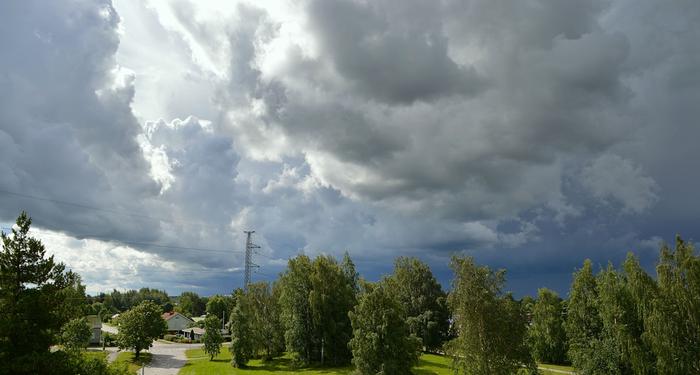 Kesäinen kuuropilvi.