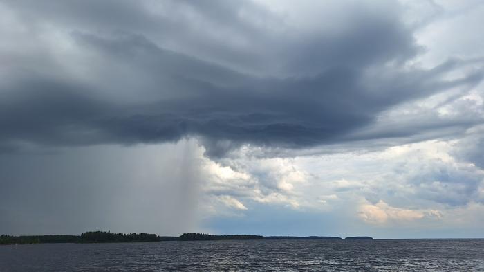 Ukkoskuuro Oulujärvellä Ukkoskuuro heikentää näkyvyyttä huomattavasti.