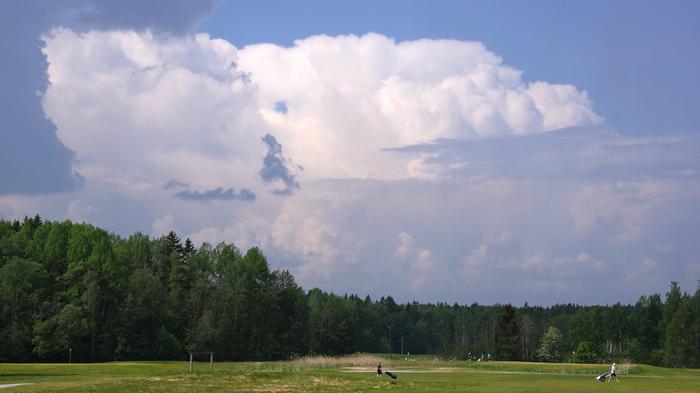 Helteisen iltapäivän ukkoskuurot ajoivat golfaajia pois kentältä. 