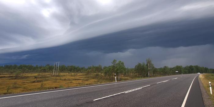 Vyörypilven yhteydessä voi esiintyä voimakkaita tuulenpuuskia.