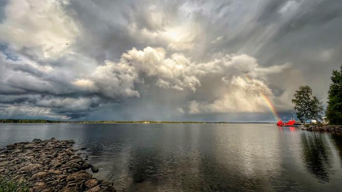 Ukkospilvi ja sateenkaari Ukkospilvi ja sateenkaari.