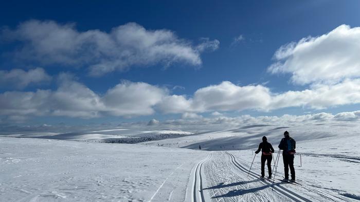 Hyvä ulkoilusää Maalis- ja huhtikuussa Lapissa päivän pituus kasvaa, mutta hanget ovat vielä hiihtokunnossa.