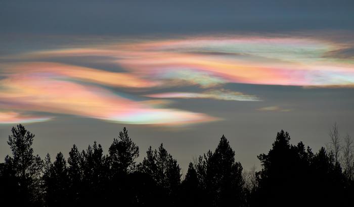 Helmiäispilvet voivat olla erittäin värikkäitä ja näyttäviä.