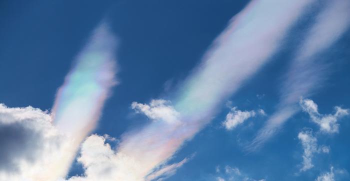 Väripilviä Väripilvissä voi näkyä kirkkaita pastellimaisia värejä.