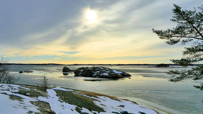 Aurinko kuulsi pilviverhon läpi Pilviverhon läpi kuultava aurinko