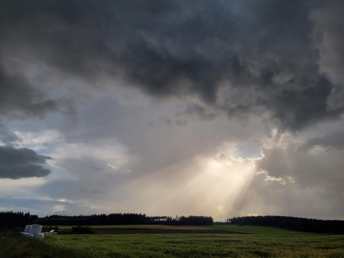 Valoa pilvien keskeltä Valoa pilvien keskeltä