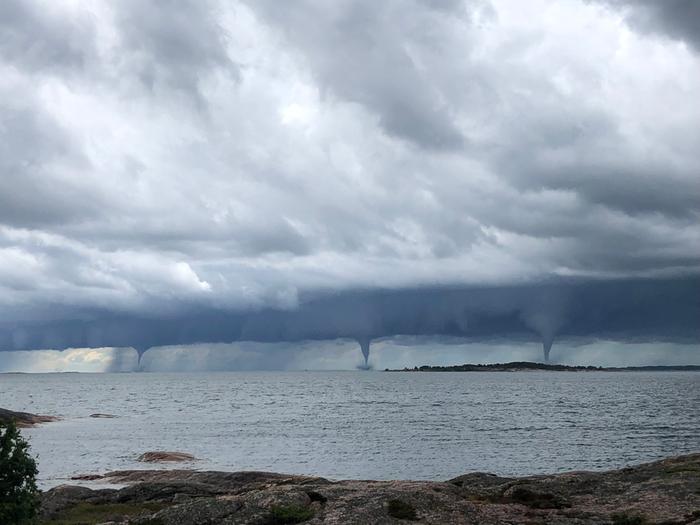 Sopivissa oloissa voimakkaiden ukkoskuurojen yhteyteen voi syntyä myös trombeja. Merellä esiintyviä trombeja kutsutaan vesipatsaiksi.