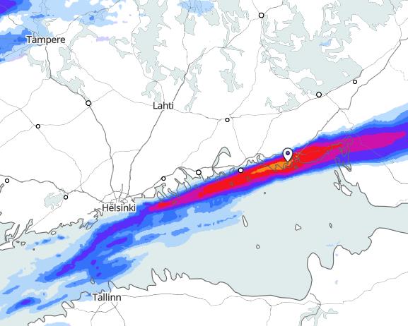 Sadetutkan tunnin kertymässä näkyy, miten kuuronauha viisti juuri ja juuri rannikkoa kaakossa.