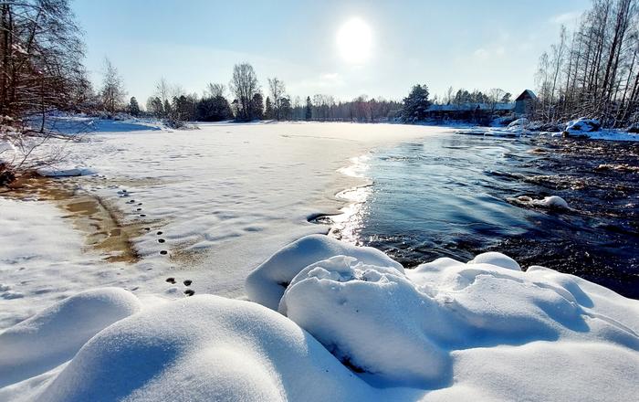 Virtaavassa vedessä jää on heikkoa Virtaavassa vedessä jää on heikkoa.