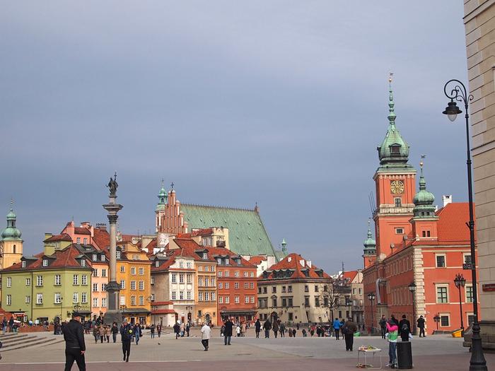 Puolan pääkaupungissa Varsovassa mitattiin uudenvuodenpäivänä lähes 19 asteen lukemia. Lämpötila kohosi 18,9 asteeseen. Kaupungin aiempi tammikuun lämpöennätys oli 13,5 astetta.