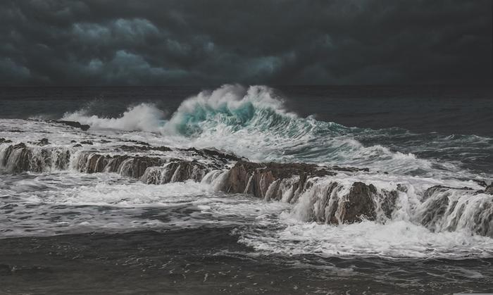Aallot myrskyssä Jo toinen voimakas syysmyrsky, Domingo, moukaroi läntistä Eurooppaa viikonlopun aikana.
