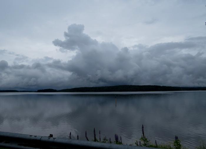 Kuuropilviä kesäisenä iltapäivänä.