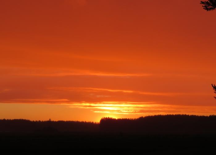 Matalalta paistavan auringon valo kulkee pitkän matkan ilmakehän läpi ja suuri osa valon sinisistä sävyistä siroaa pois.