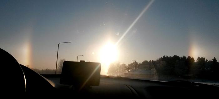 Yksi yleisimpiä halomuotoja, sivuaurinko, voi näkyä sateenkaarimaisena alueena auringon molemmilla puolilla.
