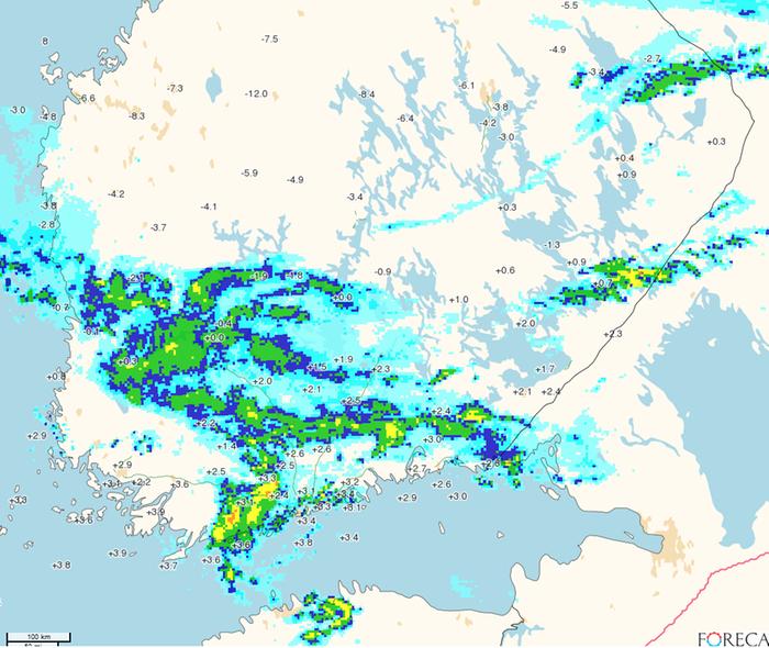 Etelässä liikkuu itään vesisateita, maan keskiosassa lumisateita.