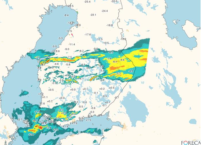 Maan keskiosan lumisade vähenee ja muuttuu yhä paikallisemmaksi. Lounaaseen saapuu vesisade.